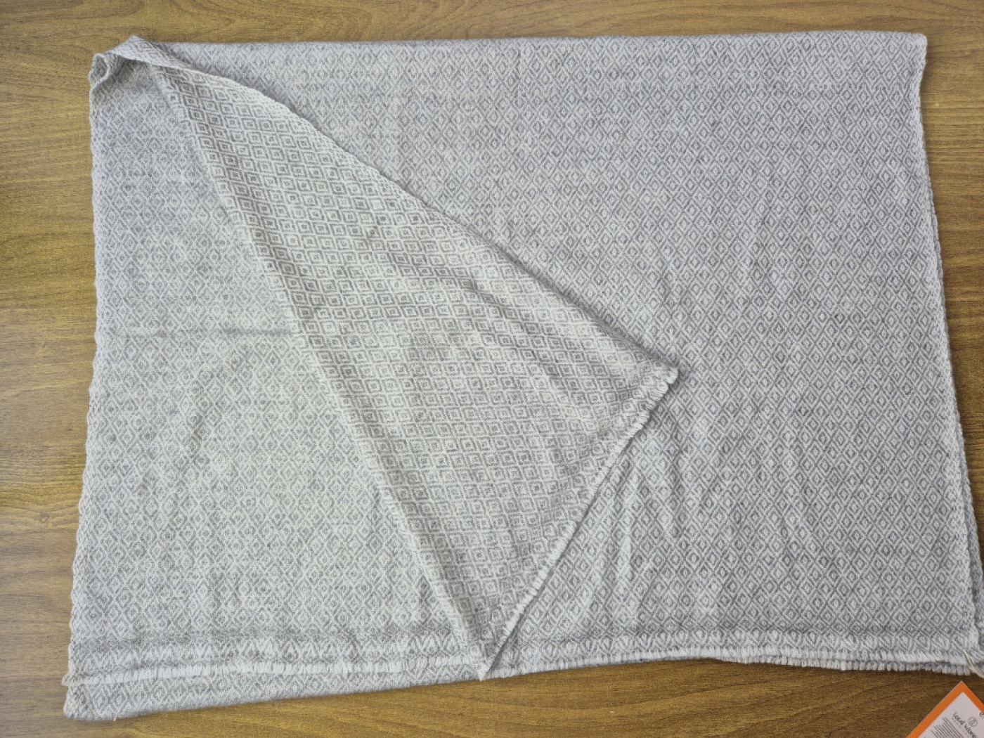 Weicher handgewebter Kaschmir-Schal in Silbergrau mit feinem Rauten-Webmuster – LWH Nepal